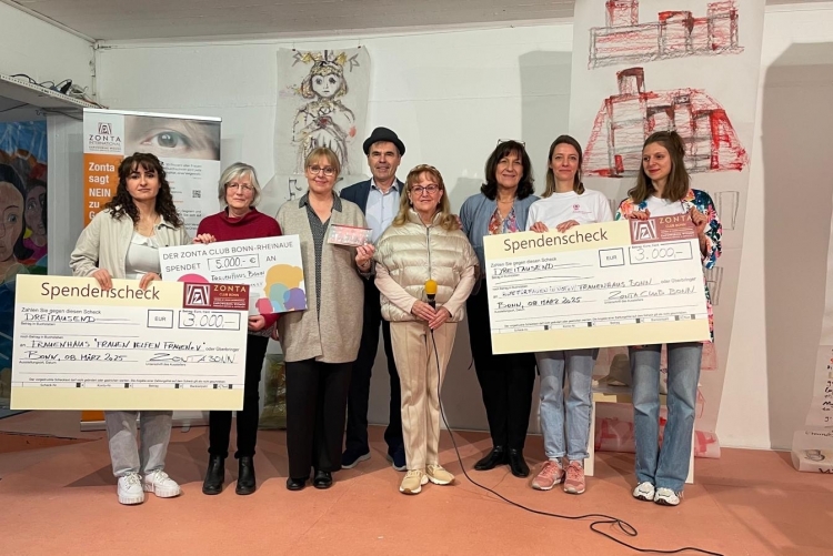 Symbolische Scheckübergabe der Zonta-Spenden im Frauenmuseum Bonn