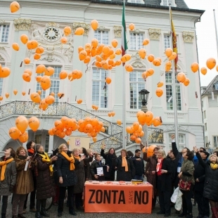 Zonta says NO Aktion vor dem Bonner Rathaus
