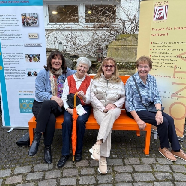 Übergabe einer orangen Bank an das Frauenmuseum Bonn