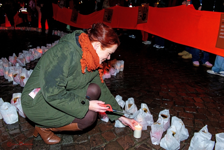 Bonns Oberbürgermeisterin Katja Dörner zündete letztes Jahr eines der Lichter als Zeichen der Solidarität mit allen Frauen und Mädchen  | Foto: www.orloffphoto.com