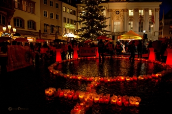 Frauenzeichen aus 356 Kerzen beim Lichterumzug 2024 | Foto: www.orloffphoto.com